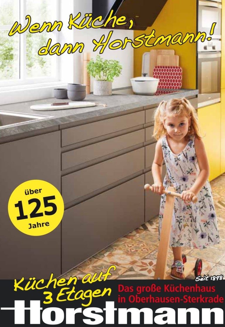 Mädchen in einer modernen Küche mit Holzspielzeug und Schränken im Hintergrund.